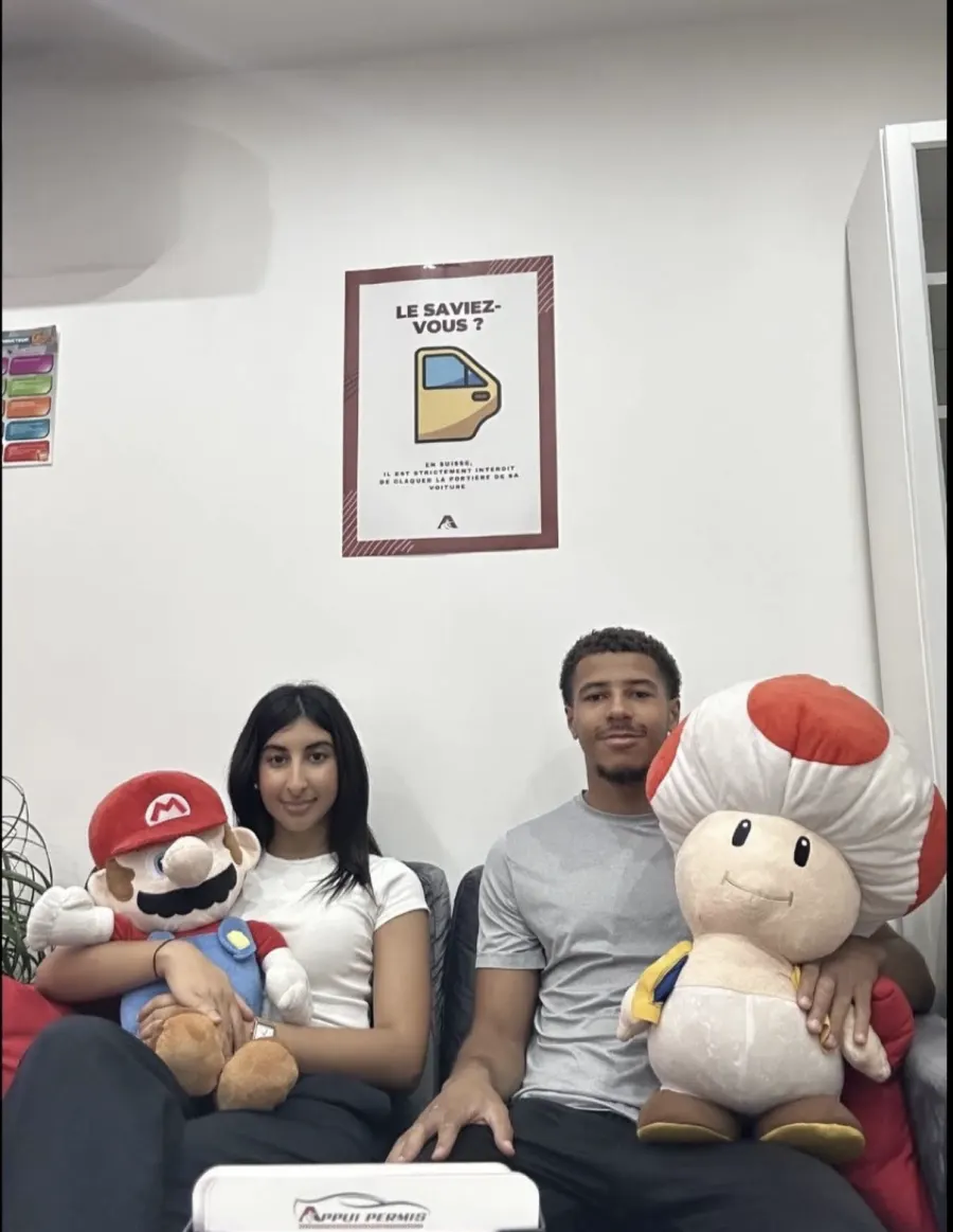 Deux élèves Appui Permis avec les mascottes de l’agence
